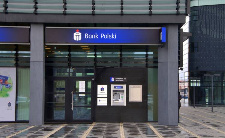 Pilny komunikat banku PKO BP, fot. Shutterstock