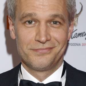 Michał Żebrowski drastycznie zmienił kolor włosów. Fani komentują: "Eliksir młodości dla mężczyzn to fryzjer i maszynka do golenia"