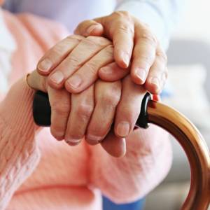 Z małą karteczką w ręce prosiła o pomoc w centrum miasta. Apel mieszkanki Krakowa poruszył internautów