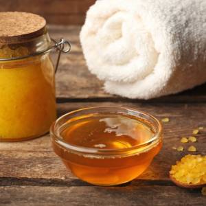 Miodowy peeling - jak przygotować? Rewelacyjny sposób na pielęgnację skóry!