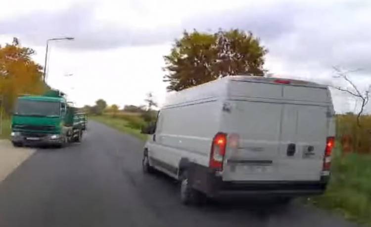 Chwile grozy na drodze. Kierowca w ten sposób mógł doprowadzić do tragedii [WIDEO]