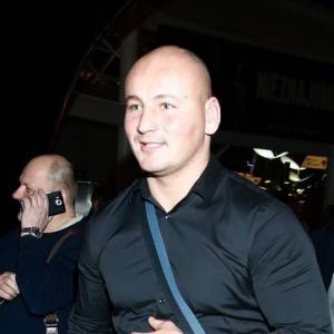 Artur Szpilka wybrał się z psem na Śnieżkę. Zwoził ich GOPR