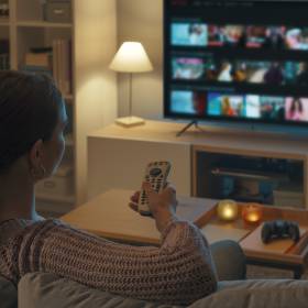 Binge-watching jest groźniejszy, niż myślisz. Serialowe maratony mogą uzależniać?