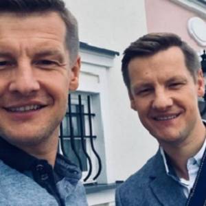 "M jak Miłość". Rafał Mroczek wspomina sceny sprzed lat i w zabawny sposób komentuje pocałunek w serialu [WIDEO]