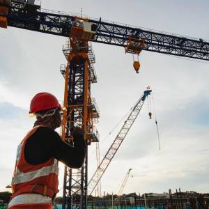 Tragiczny wypadek. Przewrócił się ponad 30-metrowy dźwig. Zginęła jedna osoba