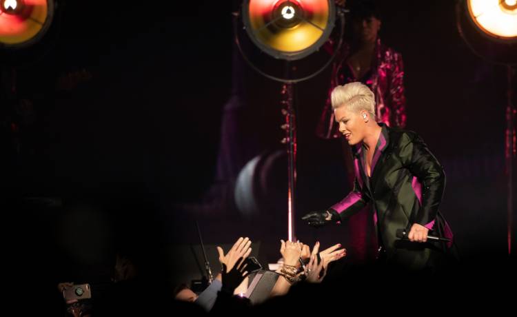 Pink w cekinach na gali. W skąpym stroju zapozowała z całą rodziną! [FOTO]