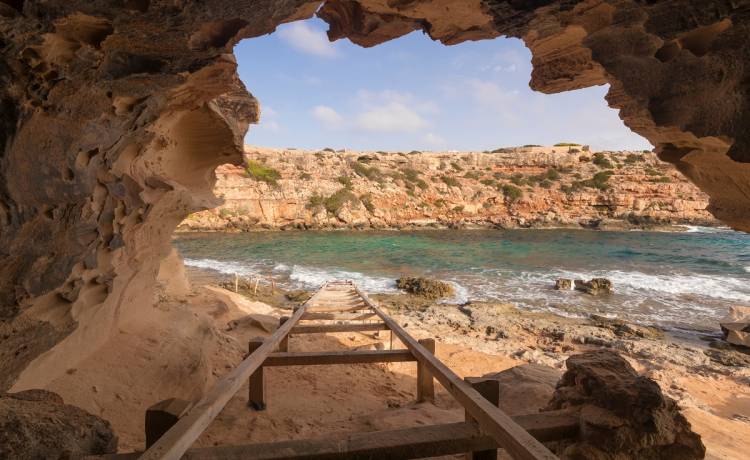 W jaskini mieszkał przez 12 lat. Tam urządził sobie prawdziwy dom [FOTO]