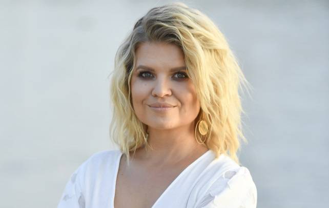 Marta Manowska niczym wamp! Prowadząca program: "Rolnik szuka żony" w sporo odsłaniającym stroju