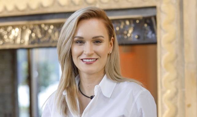 Odsłonięte ramiona, czerń i pióra. Kamila Boś z "Rolnik szuka żony" zaszalała z kreacją! Tak rozliczyła się z 2022 rokiem [ZDJĘCIE]