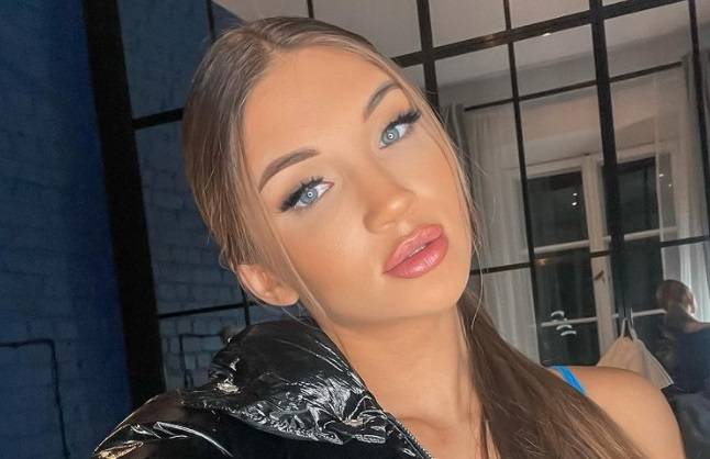 Caroline z "Love Island" w bikini. Co za figura! Kadr prosto z basenu rozgrzał internautów [ZDJĘCIE]          