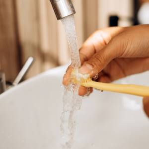 Tak nie myj zębów! Te błędy popełnia wielu z nas