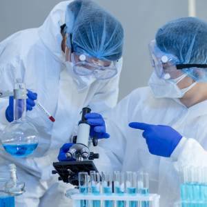 Podwójne zakażenia Deltą i Omikronem. Potwierdzono pierwszych chorych. Co ustalono na ten temat?