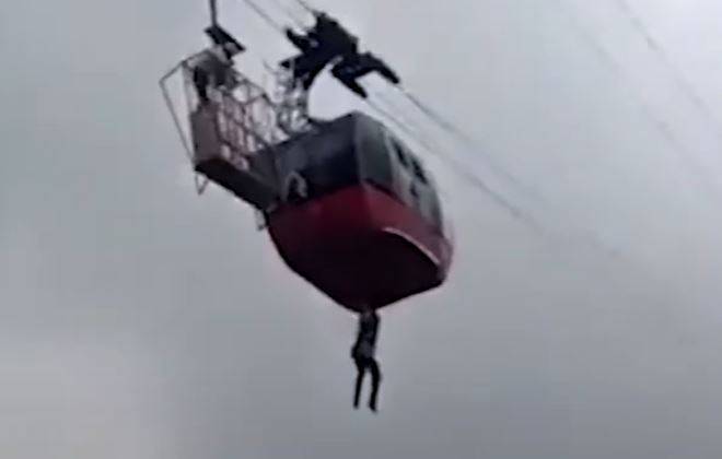 Awaria kolejki linowej. Mężczyzna schodził po linie z wysokości 300 metrów! [WIDEO]