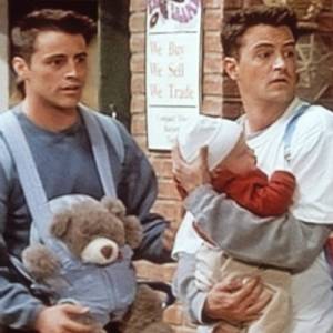 Serialowa córka Rossa i Rachel z "Przyjaciół" odpowiada po latach na żart Chandlera. Tego nikt się nie spodziewał!