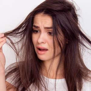 Masz zniszczone włosy po zimie? Możesz je zregenerować w sześciu krokach