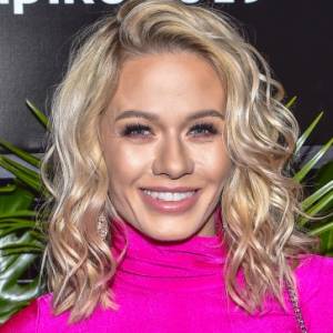 Kasia Dziurska wyłania smukłą sylwetkę z wody. Wycięty strój niewiele zasłania! [WIDEO]