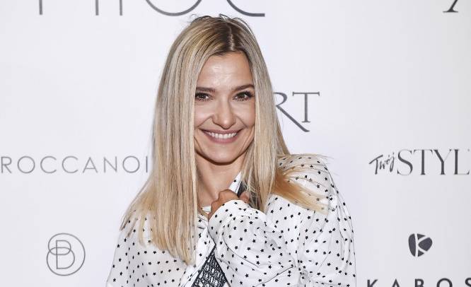 "Chrzanić skromność i cnoty niewieście". Joanna Koroniewska epatuje kobiecością w stroju kąpielowym 