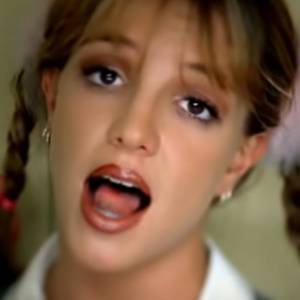Britney Spears w kreacji sprzed 20 lat! Wokalistka pozuje w mundurku, jak kiedyś w "Baby One More Time"?