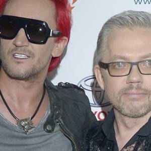 Jacek Łągwa na oryginalnej fotografii. Tak muzyka z zespołu Ich Troje przedstawiła sztuczna inteligencja 