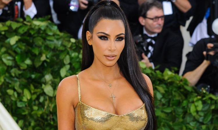 Kim Kardashian w ultraskąpym stroju. Milimetry od wpadki?! Odważna stylizacja niewiele zasłania! [FOTO]