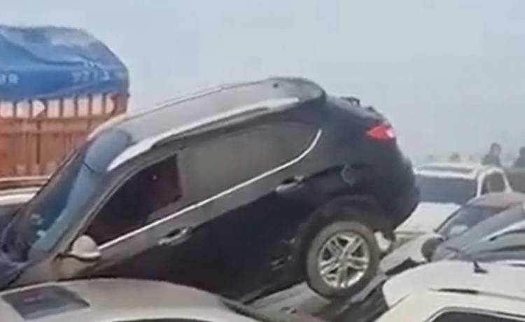 Ogromny karambol w Chinach. Brało w nim udział ponad 200 pojazdów