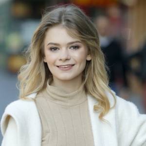 Julia Wróblewska w neonowym bikini. Tak aktorka wypoczywa na wakacyjnym wyjeździe! "Zachwycasz" [ZDJĘCIE]                     