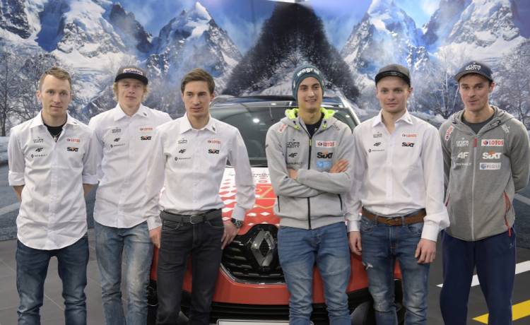 Polscy skoczkowie narciarscy pokazali się bez koszulek. Fani komentują: "Ale widoki"