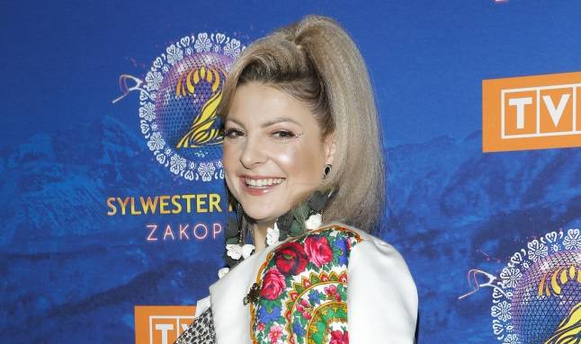 Magdalena Narożna w "sylwestrowych" sukniach. Falbany, róż, białe kozaki: wokalistka Pięknych i Młodych zaszalała z kreacjami! [ZDJĘCIA]
