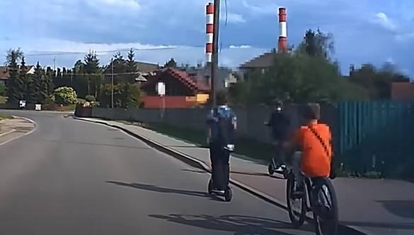 Rowerzysta chciał kopnąć chłopca na hulajnodze... Kuriozalną sytuację na drodze uchwyciła kamera samochodowa [WIDEO]