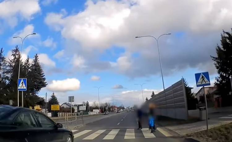 4 osoby cudem uniknęły potrącenia. Rozpędzony kierowca wjechał na przejście dla pieszych [WIDEO]