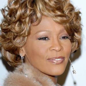 Whitney Houston miała romans z kobietą? Jej asystentka ujawniła szczegóły ich relacji                                             