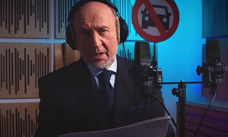 76-letni Piotr Fronczewski rapuje! Nagranie robi furorę w sieci: "Franek Kimono i liryczny morderca aaaaj" [WIDEO]