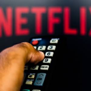 Netflix na październik - lista nowości. "Proces Siódemki z Chicago", "Gambit królowej", "Boże Ciało", "Nawiedzony dwór w Bly"