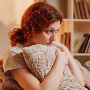 Dlaczego wciąż analizujemy stare rozmowy? Psychologia wyjaśnia, co naprawdę chce nam powiedzieć nasz umysł