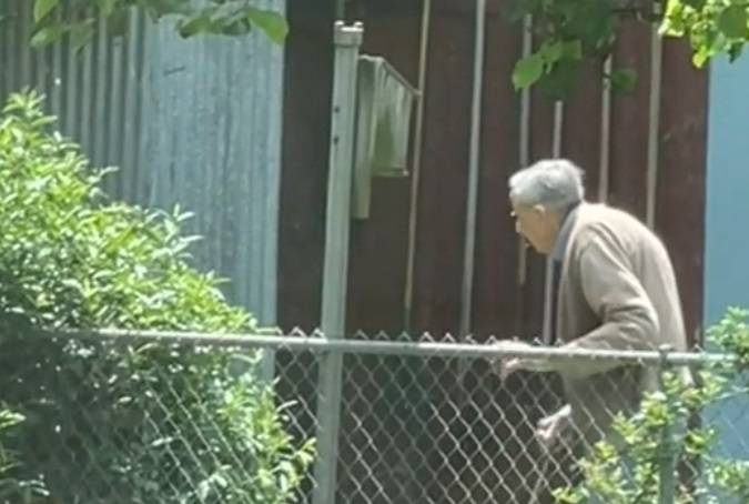 94-latek robi to codziennie! Staruszek skradł serca tysięcy internautów. "Świat potrzebuje więcej panów Billów" [WIDEO]