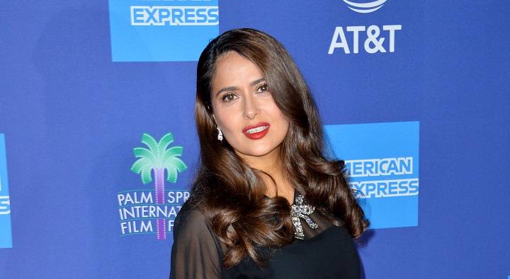 55-letnia Hayek w negliżu wśród spienionych fal. "Niesamowita" [FOTO]