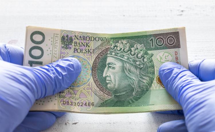 Niepokojące doniesienia naukowców. Koronawirus utrzymuje się na banknotach dłużej, niż sądzono