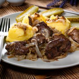 Kultowa wątróbka z cebulką z PRL wraca na polskie stoły. Poznaj przepis!