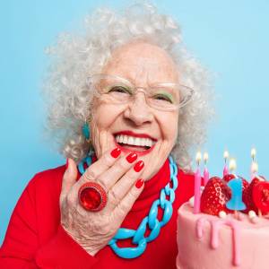 Finał 106. urodzin zaskoczył pracowników hotelu. Starsza pani zrobiła na nich wrażenie [FOTO]