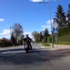 Policja opublikowała nagranie z wypadku. 28-latek potrącił 2 osoby na pasach. Miał sądowy zakaz prowadzenia pojazdów i nie tylko... [WIDEO]