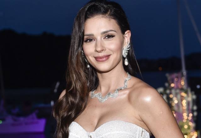 Klaudia Halejcio hipnotyzuje spojrzeniem. Aktorka pozuje bez biustonosza [FOTO]