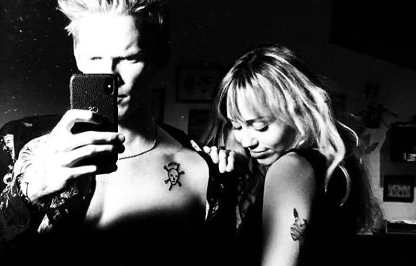 Miley Cyrus znów prowokuje! Szokujące zdjęcie z nowym chłopakiem oburzyło fanów