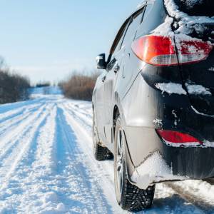 Najbardziej zdradliwe zimowe pułapki kierowców: 5 sytuacji, w których najczęściej tracimy kontrolę nad pojazdem