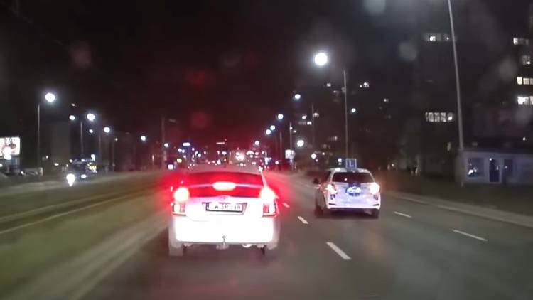 Zaskakująca kolizja radiowozu i nauki jazdy. Wszystko nagrała kamera! [WIDEO]