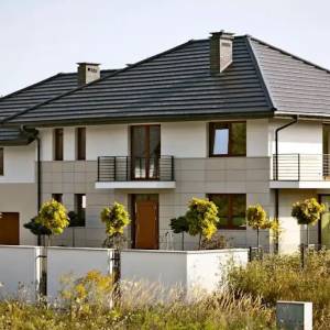 Dachówki betonowe i ceramiczne – gdzie można wykorzystać te trwałe materiały na pokrycie dachu? Poznaj sprawdzone rozwiązania!