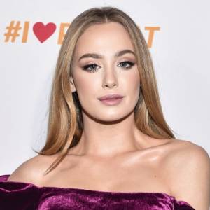 Wakacyjna Wiktoria Gąsiewska w rozpiętej koszuli na tle palm. Aktorka odsłoniła dekolt! [ZDJĘCIE]               