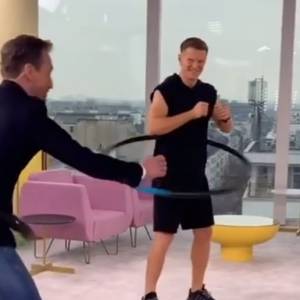 Kinga Rusin i Piotr Kraśko kręcą hula-hop na wizji... Prowadzący skradł całe show! [WIDEO]