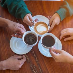 Filiżanka kawy z samego rana? To duży błąd! Naukowcy wyjaśniają