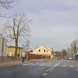 Akrobacje na pasach? Pieszy przeszedł je... na rękach! [WIDEO]