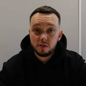 Książulo znowu to zrobił. Dzięki niemu lokal pani Grażyny ma mnóstwo klientów. "Czuję się, jakbym siedział u babci" [WIDEO]